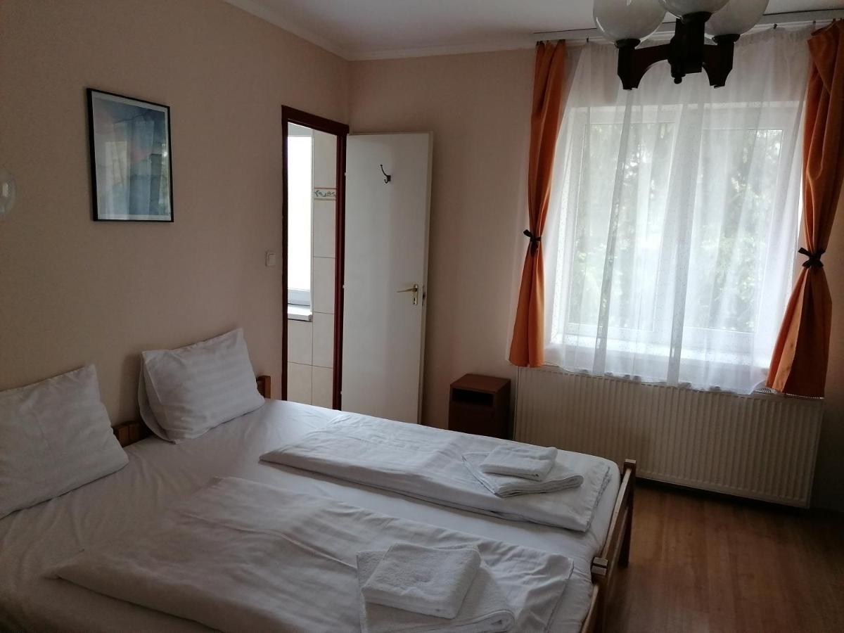 Hullám Panzió Hajdúszoboszló Esterno foto