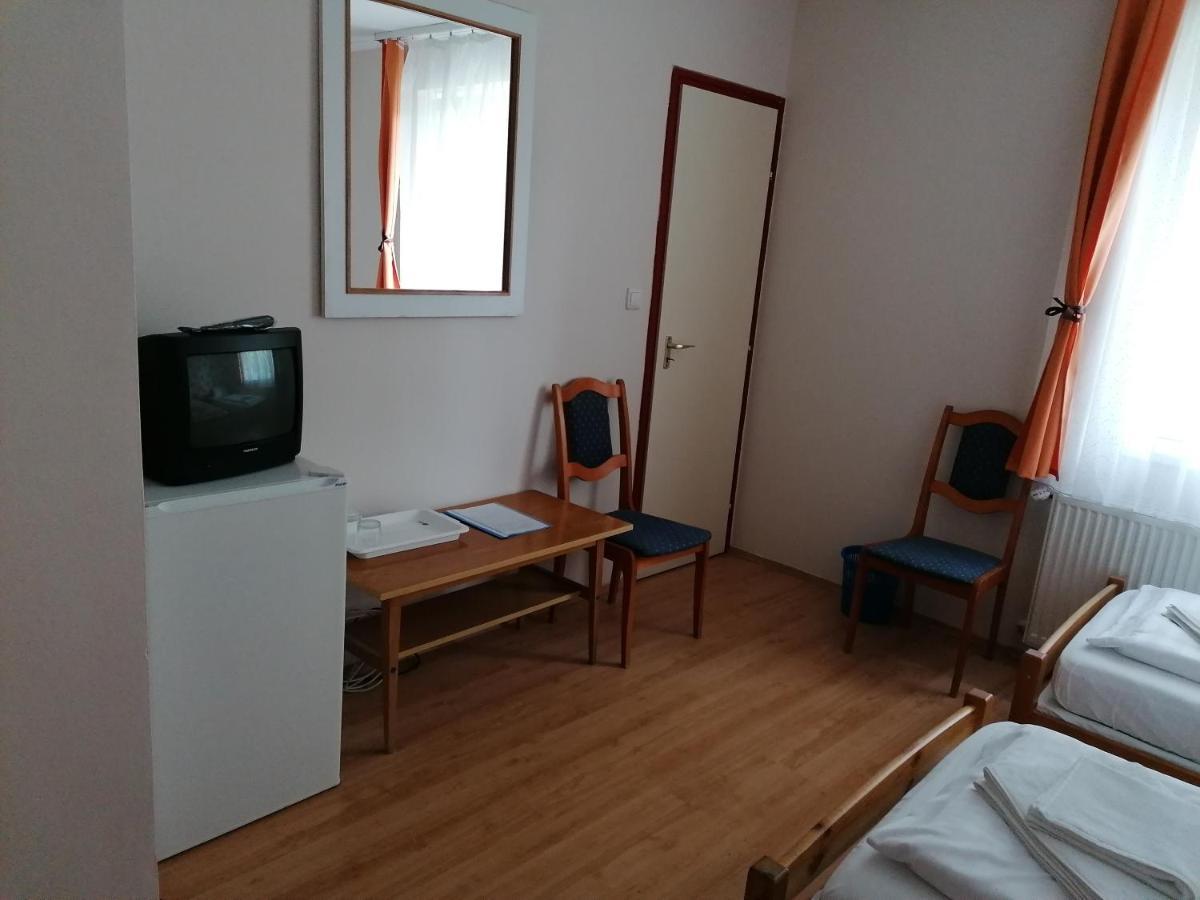 Hullám Panzió Hajdúszoboszló Esterno foto