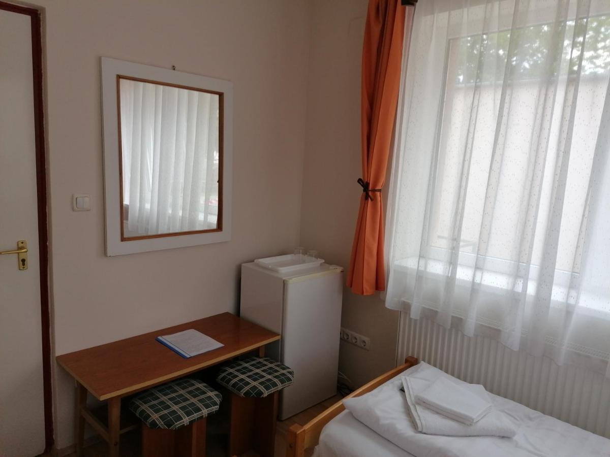 Hullám Panzió Hajdúszoboszló Esterno foto